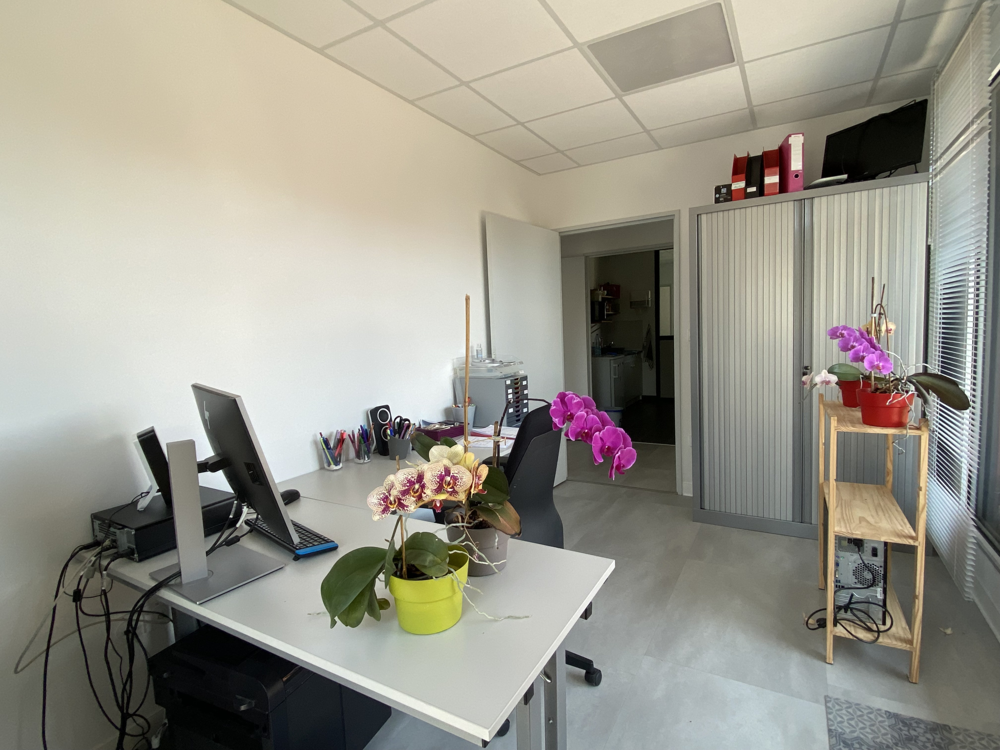 Immo80 – L'immobilier à Amiens et dans la Somme-Local professionnel ou commercial / 80 m2 / deux places de parking extérieures / Ascenseur