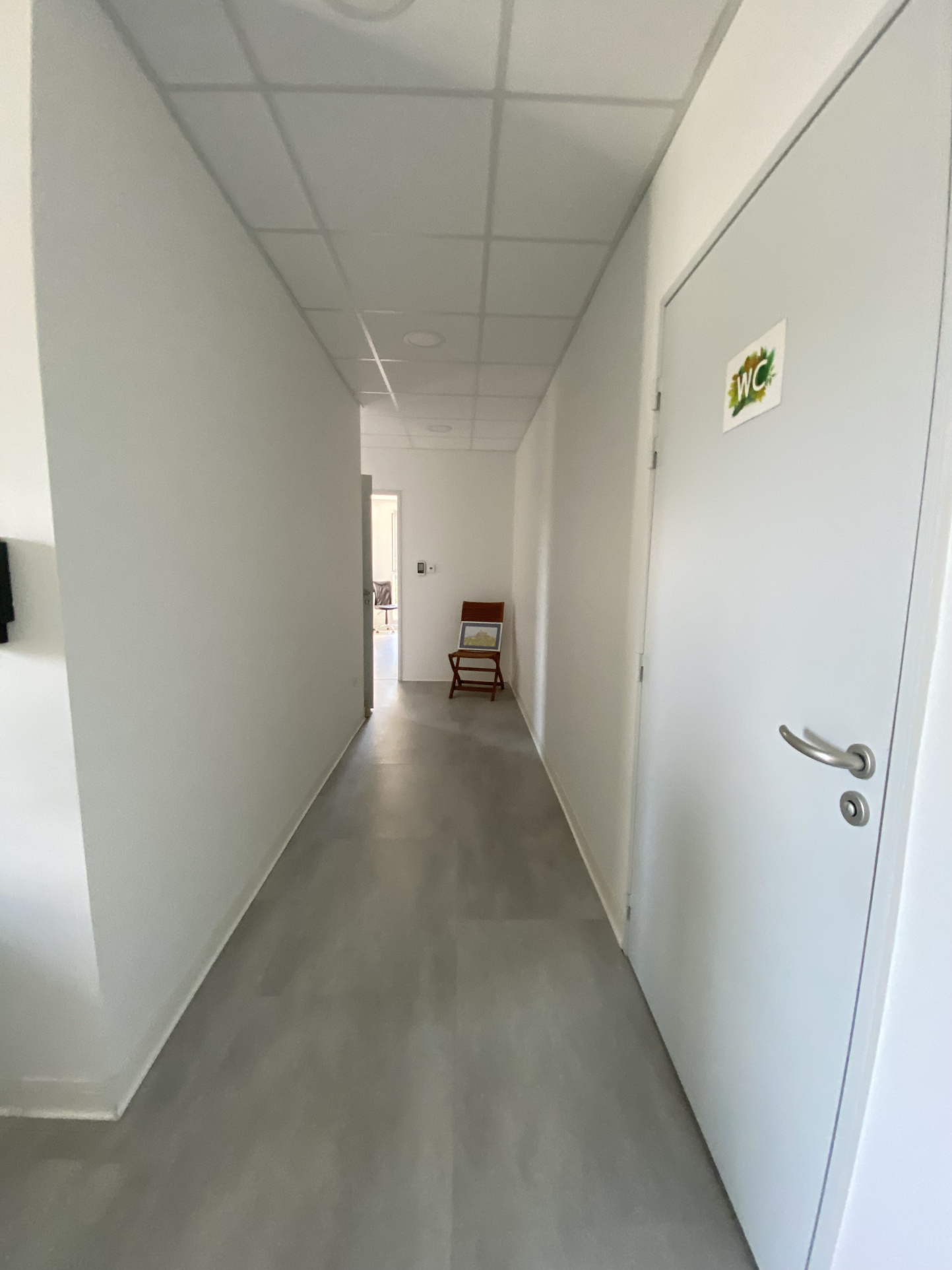 Immo80 – L'immobilier à Amiens et dans la Somme-Local professionnel ou commercial / 80 m2 / deux places de parking extérieures / Ascenseur
