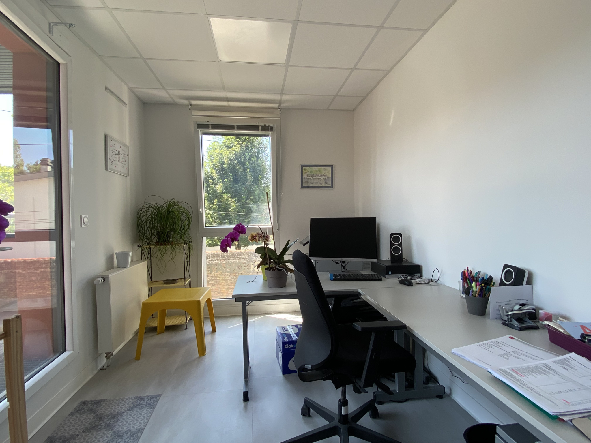 Immo80 – L'immobilier à Amiens et dans la Somme-Local professionnel ou commercial / 80 m2 / deux places de parking extérieures / Ascenseur