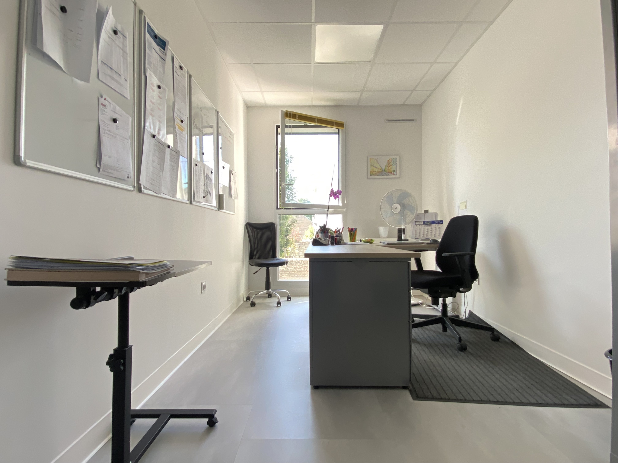 Immo80 – L'immobilier à Amiens et dans la Somme-Local professionnel ou commercial / 80 m2 / deux places de parking extérieures / Ascenseur