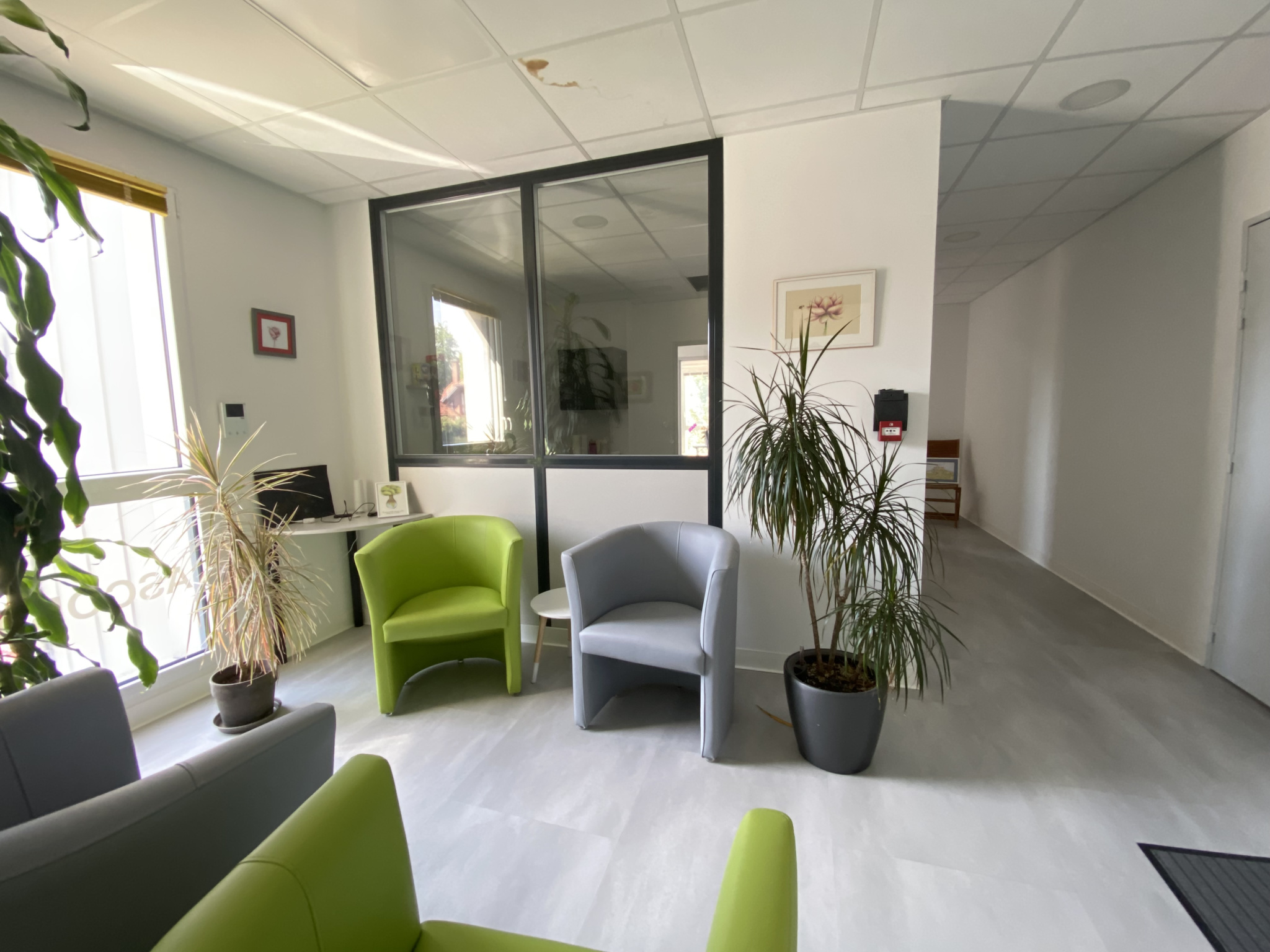 Immo80 – L'immobilier à Amiens et dans la Somme-Local professionnel ou commercial / 80 m2 / deux places de parking extérieures / Ascenseur