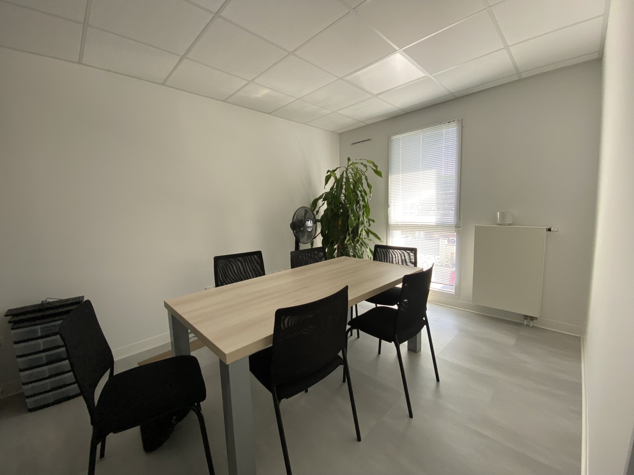 Immo80 – L'immobilier à Amiens et dans la Somme-Local professionnel ou commercial / 80 m2 / deux places de parking extérieures / Ascenseur