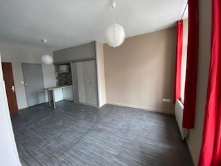 Immo80 – L'immobilier à Amiens et dans la Somme-Studio – 12 Place Saint Michel 1er étage appt no2
